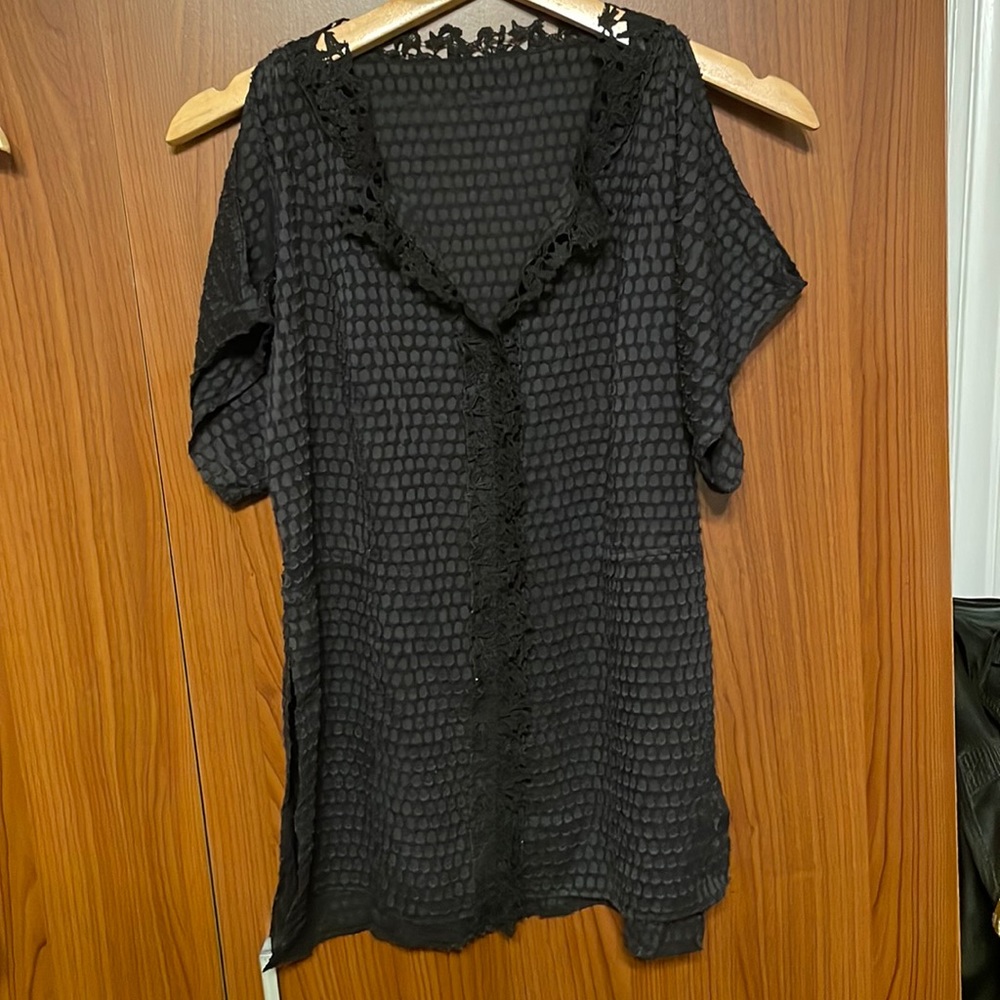 Elie Tahari black top